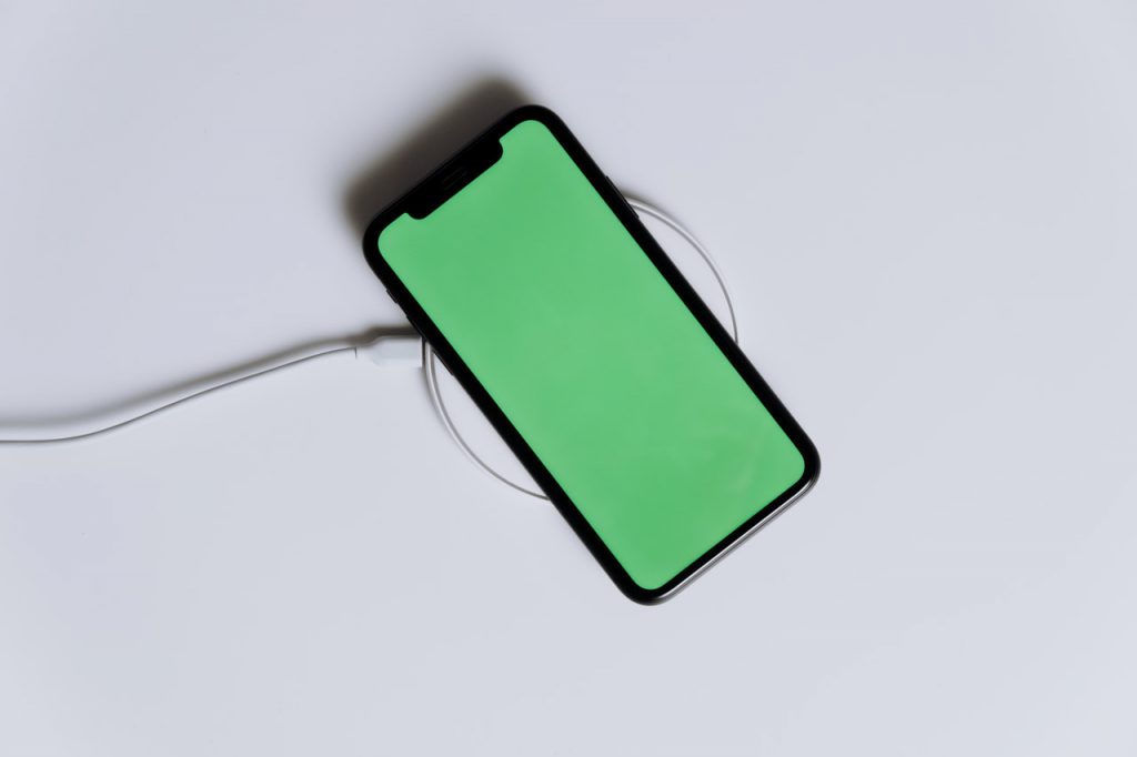 グリーンの画面の携帯