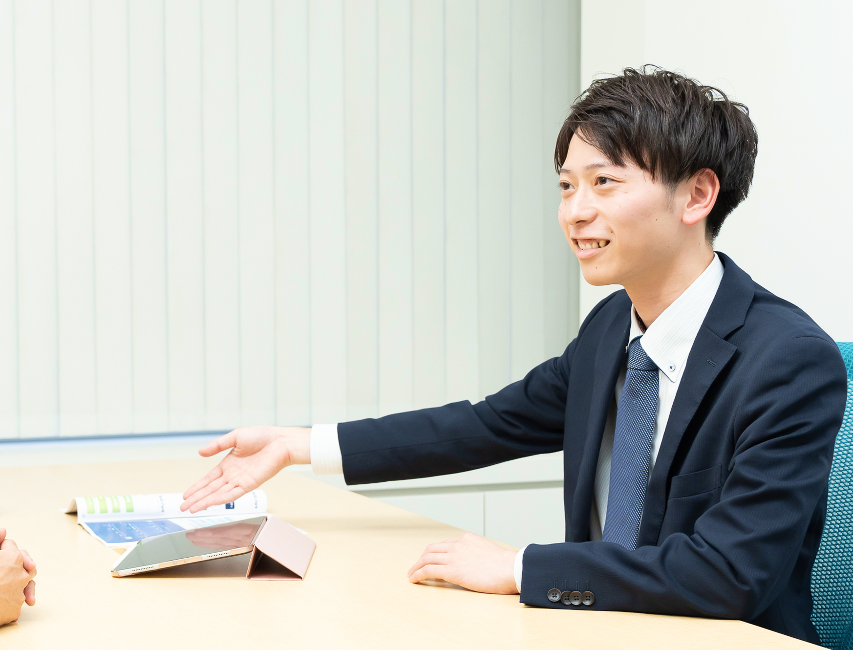 接客している男性